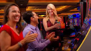 Pengguna Indonesia menikmati Live Casino ssspin melalui smartphone dengan nyaman